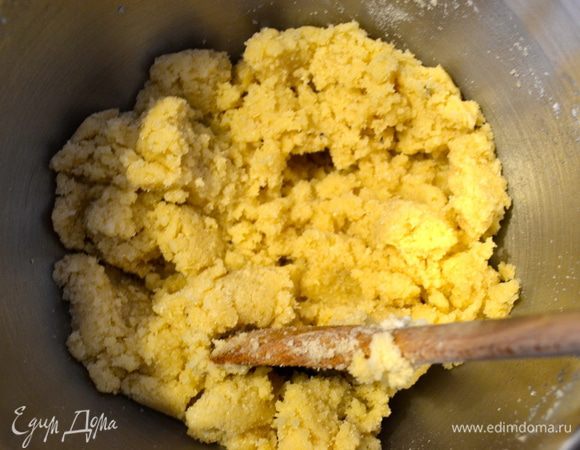 Осторожно всыпать во взбитые белки частями сухую смесь, перемешивая массу движениями снизу вверх. Полученная масса станет очень густой, и перемешивать ее будет довольно сложно.