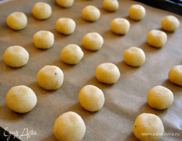 Слегка примять печенье пальцем...