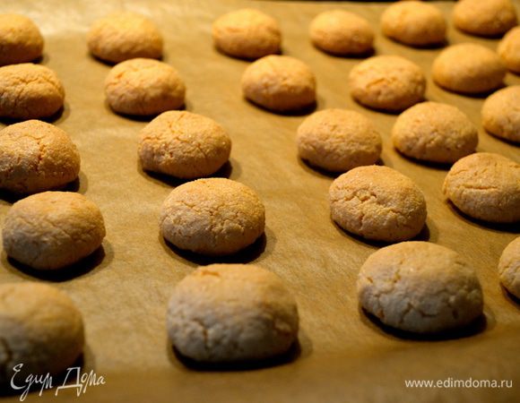 Выпекать в разогретой до 130°C духовке 15 минут (по рецепту)! У меня через 15 минут печенье было еще совсем белым... Я увеличила температуру в духовке до 150°C и выпекала еще 12–15 минут, до образования золотистого оттенка.