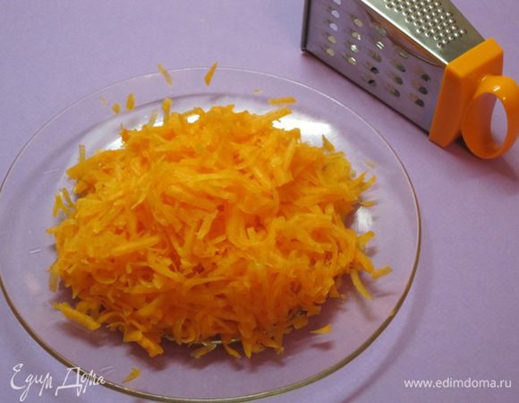 Тыкву натереть на крупной терке.
