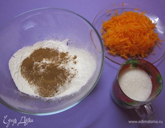 В муку добавить разрыхлитель, корицу и щепотку соли.
