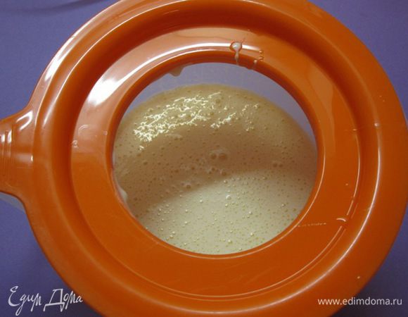 Миксером взбить яйца с сахаром.