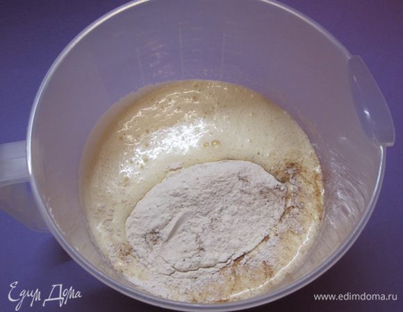 В яйца всыпать мучную смесь.