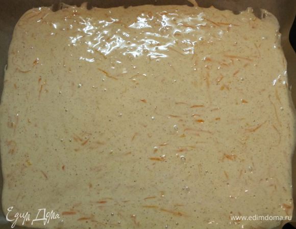 Вылить тесто на застеленный бумагой для выпечки противень, разровнять лопаточкой. Выпекать 15 минут.