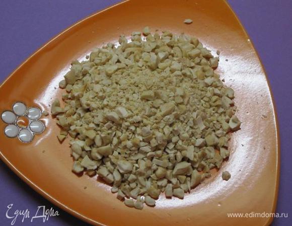 Орехи нарезать ножом.