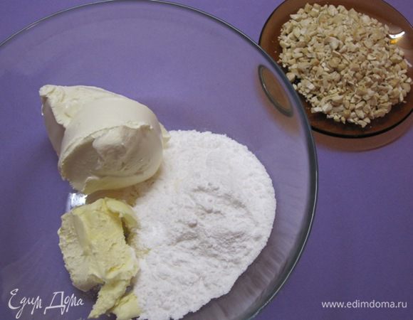 Соединить в миске сливочный творожный сыр, масло комнатной температуры, сахарную пудру и ванильный сахар.