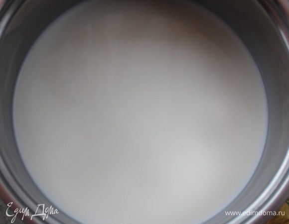 В кастрюлю налить молоко, положить стручок ванили, разрезанный вдоль острым ножом, довести до кипения, снять с огня, накрыть крышкой, остудить. Молоко процедить через  ситечко.