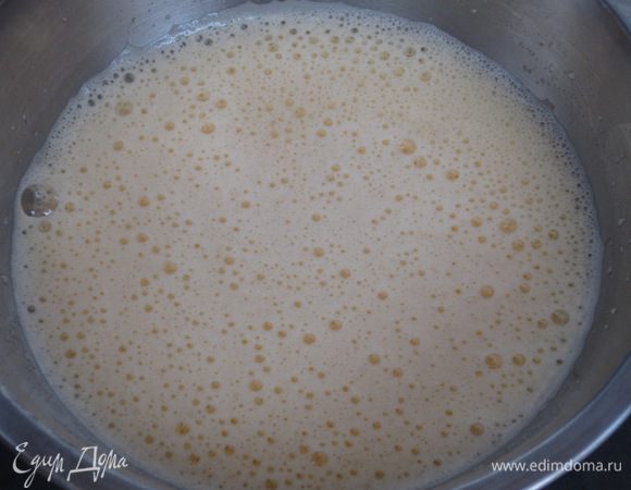 Взбить яйца с 80 г сахара...