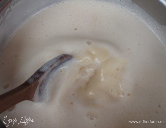 ....добавить молоко, хорошо перемешать и варить на слабом огне 3-4 минуты, не доводя до кипения.
