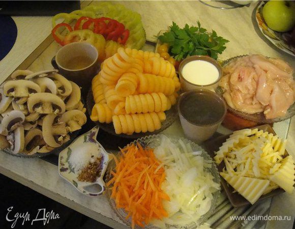 Подготовка ингредиентов  для моей ЧУДО-запеканки
Куриное филе нарезаем полосками 2-3 см.
Грибы нарезаем тонкими пластиками.
Тыкву разрезаем на дольки шириной 5-7 см и  вырезаем завитушки (специальным ножом).
Лук нарезаем полукольцами.
Морковь шинкуем соломкой.

