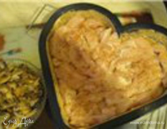 В первую очередь жарим лук на оливковом масле добавляем грибы, жарить 5 мин.
Далее выкладываем в форму куриное филе, солим перчим.