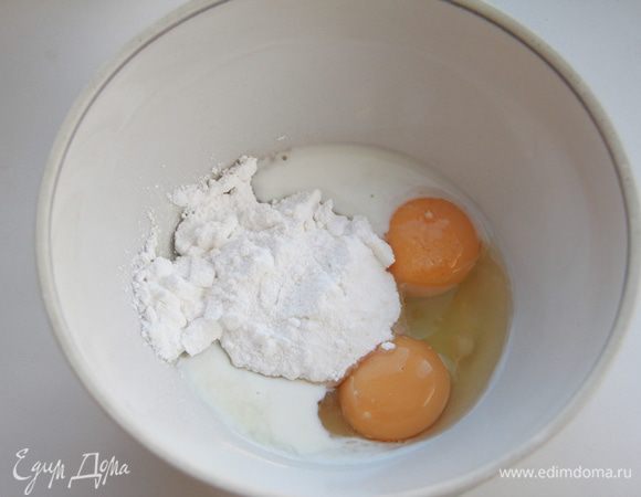 Соединить молоко, 1 яйцо, 1 желток, соль и сахарную пудру.