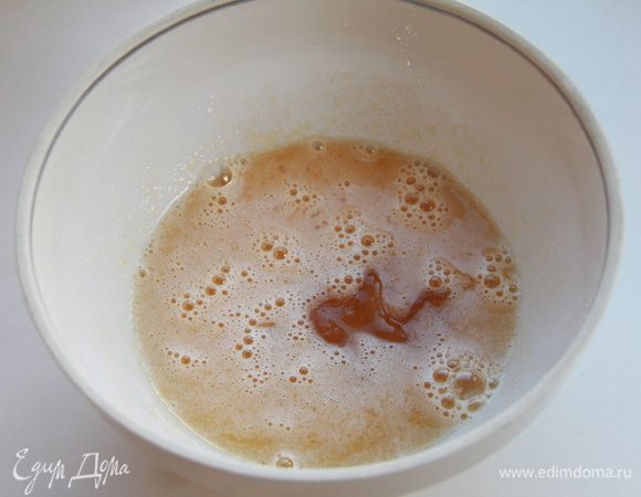 К смеси добавить мёд, тщательно размешать.