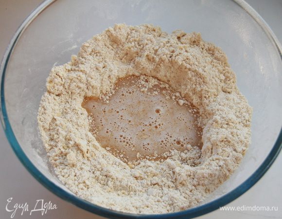 Соединить сухую и влажную смесь.