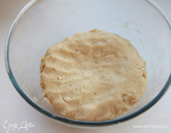 Замесить тесто. Дать ему отдохнуть минут 20.