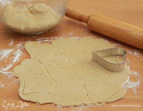 Тесто раскатать в пласт толщиной 5 мм. С помощью формы для печенья вырезать фигурки.