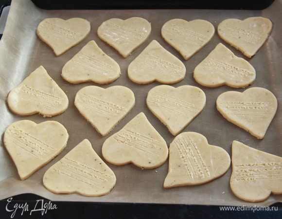 Печенье выложить на противень с антипригарным ковриком, смазать каждое печенько белком, слегка взбитым с солью. Нанести на печенье полоски зубьями вилки. Выпекать при 180*С примерно 12-15 минут. В середине выпекания достать печенье, вторично смазать белком, противень перевернуть другим концом (по необходимости).