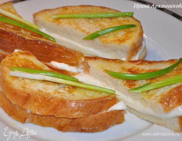 Порезать моцареллу толщиной 0,5 см. Положить на кусок хлеба (удобней брать тостерный квадратный, и обрезать у него корки).
