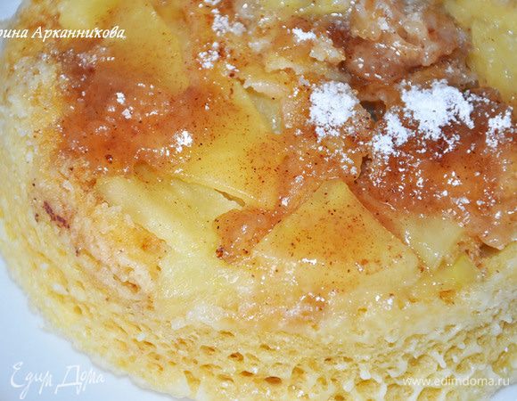 Смазываем нашу форму (дно и стенки) растительным маслом. Насыпать на дно немного корицы. Вырезаем из яблока косточки и режем его тонкими ломтиками без кожуры. Выкладываем половину ломтиков на дно формы, поливаем 1 ч. л. мёда, затем оставшиеся яблоки - вторая чайная ложка мёда. Снова посыпаем корицей. 