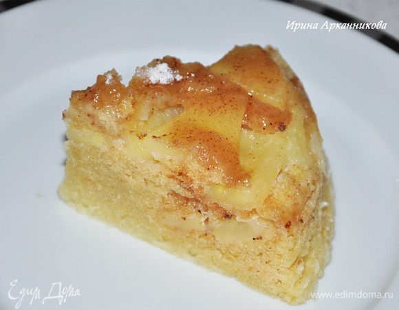 Готовим тесто: смешиваем сметану, яйцо, сахар, сливочное масло, муку и соду, погашенную уксусом. По консистенции должно получится как сметана. Тесто выкладываем поверх яблок. Ставим форму в микроволновку на 7 минут при мощности 900 Вт. Сразу переворачиваем пудинг на тарелку и можно подавать на стол. 