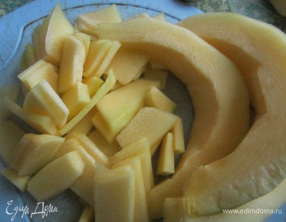 Тыкву нарезаем тонкими ломтиками.