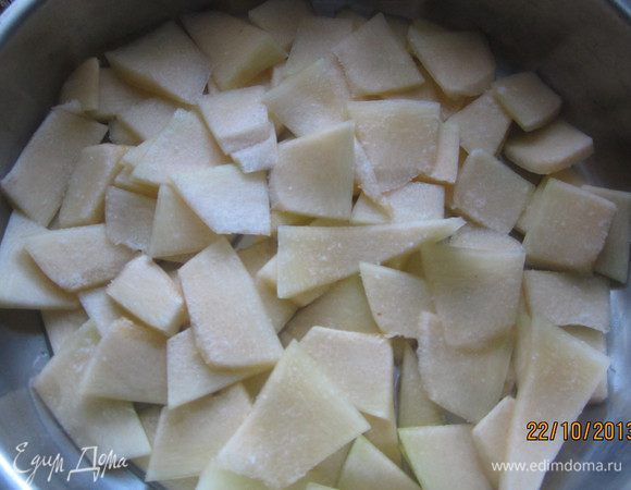 Половину нарезанной тыквы выкладываем слоем в форму,  немного солим. 