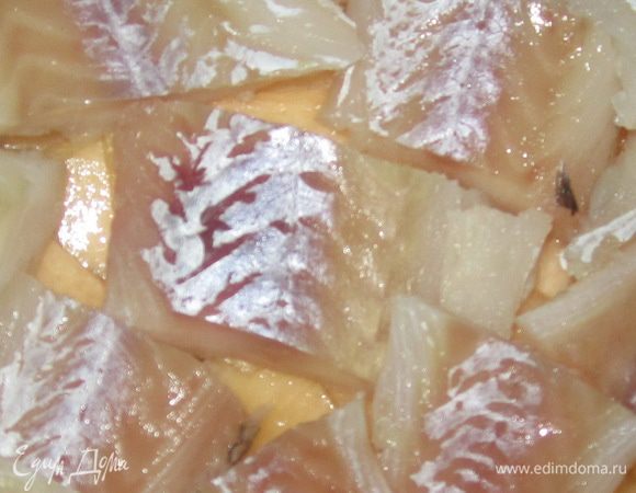 Затем выкладываем ломтиками нарезанное филе минтая, солим.