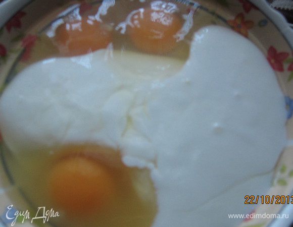 Яйцо и кефир перемешать, добавить соль, перец  по вкусу.