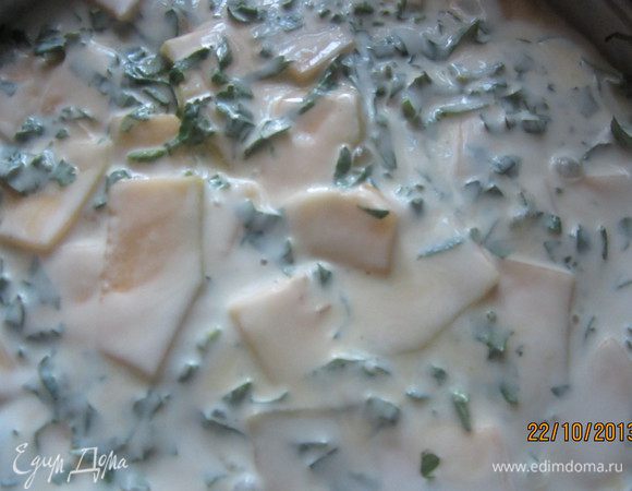 Залить смесью из яиц и кефира тыкву с рыбой и отправить в духовку 200С на 40 минут.