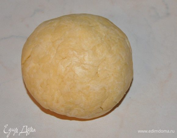 Смешать муку, пудру и соль. Добавить масло и перетереть все в крошку. Добавить сметану и замесить тесто, скатать в шар и отправить в холодильник на 30 минут. 