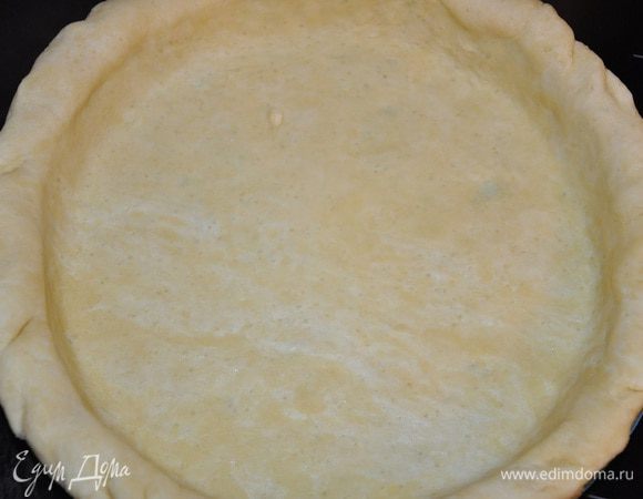 После раскатать тесто в круг, выложить в форму (у меня диаметром 20 см.), смазать белком.
