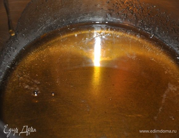 Готовим меренгу:
Растопить мед и отставить в сторону. 