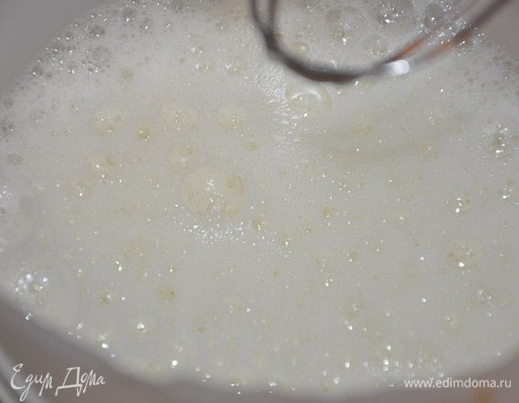 Яичные белки взбить с сахаром и солью на высокой скорости до пены