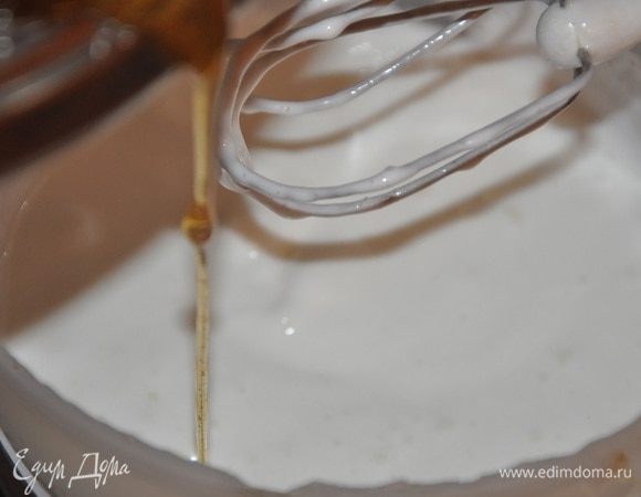  в белки  потихоньку влить еще теплый мед, при этом продолжая взбивать до устойчивых пиков. 