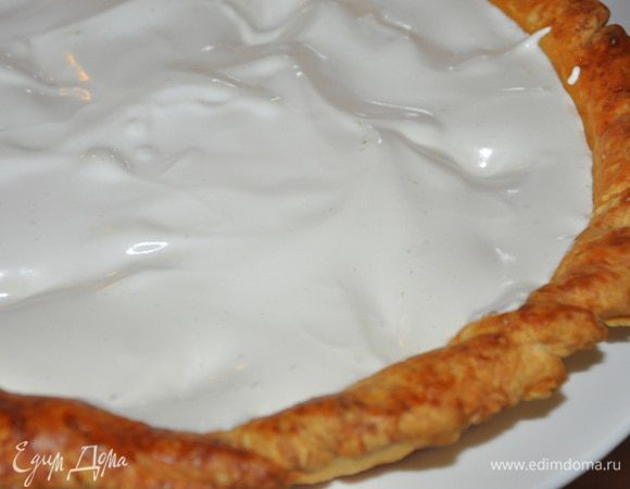 Выложить на остывший пирог и подавать к столу!  