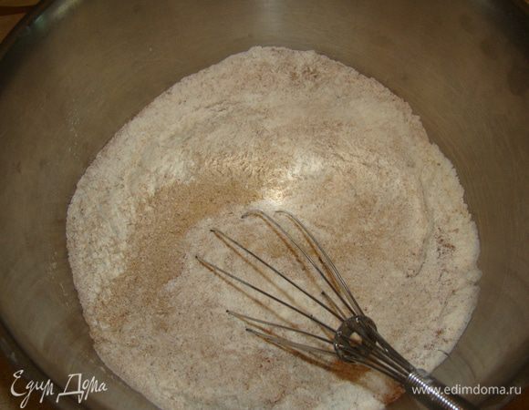 Смешиваем все сыпучие, кроме сахара.