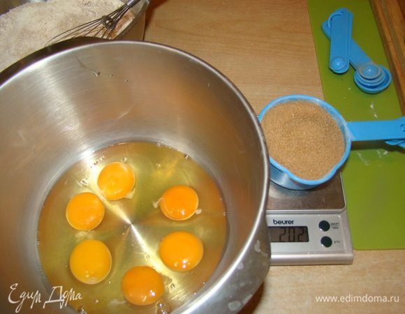  Сахар взбиваем с яйцами в пышную пену.