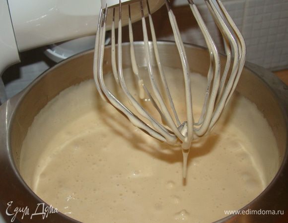 Вливаем масло, взбиваем.
