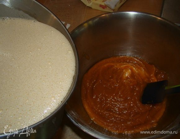 В тыквенное пюре вмешиваем яичную смесь.
