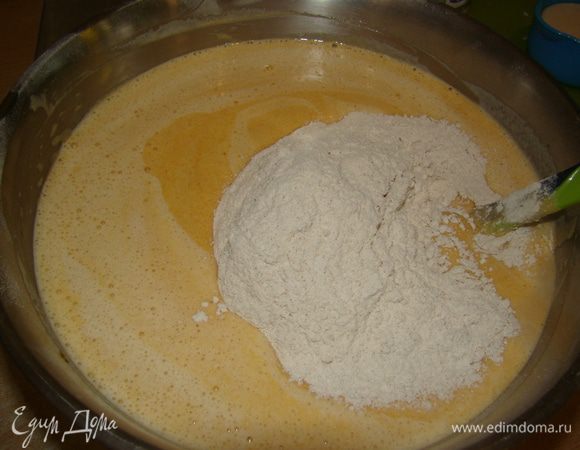  Попеременно вливаем порциями молоко и всыпаем муку, замешивая тесто.