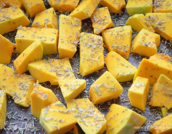 Уложить тыкву на противень, полить маслом, посолить, поперчить и посыпать сухими травками. Отправить в духовку при 220 гр на 30 минут, она должна запечься и стать полностью мягкой.