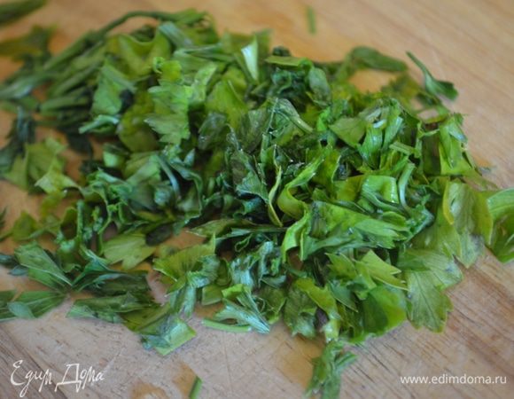 Зелень нарубить.