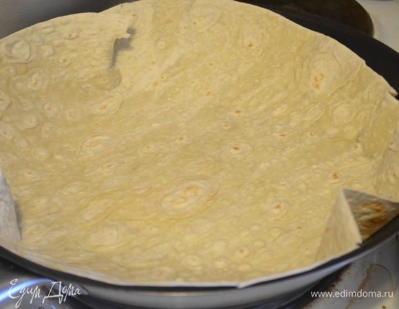 В сковороде разогреть масло, выложить на него 1 лепешку.