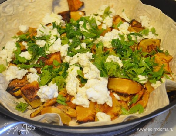 На лепешку выкладываем готовую тыкву, присыпаем зеленью и кисочками творога. Чуть солим.