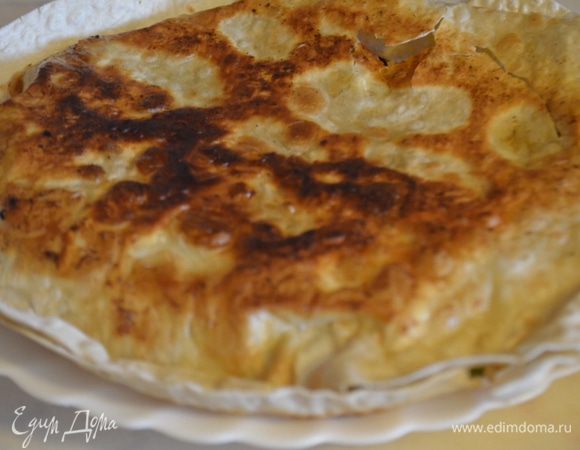 Готовую кесадилью нарезать на 4 треугольника, подавать сразу.