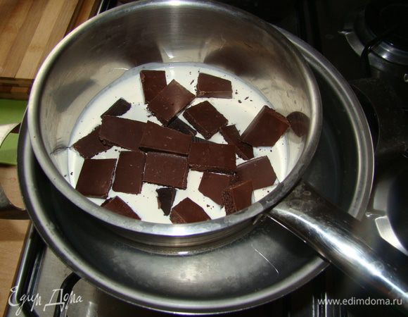 Для ганаша: на водяной бане растапливаем шоколад со сливками, хорошо перемешивая до однородности.