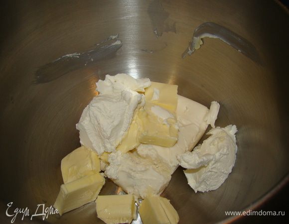 Для крема: взбиваем мягкий сыр и масло, отдельно взбиваем сливки с частью сахарной пудры, смешиваем.