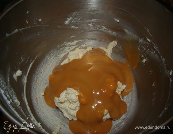 Постепенно добавляем карамель (альтернативно можно использовать вареную сгущенку) и оставшийся сахар - все взбиваем, ставим охлаждаться.