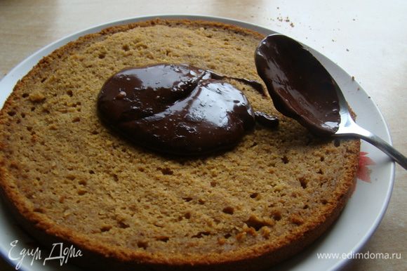 Сборка торта: каждый корж смазываем шоколадным ганашем...