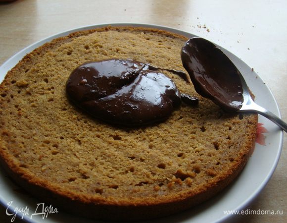 Сборка торта: каждый корж смазываем шоколадным ганашем...